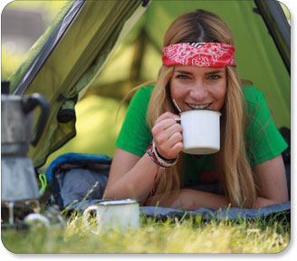 Frau liegend im Zelt