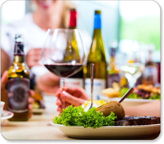 Gedeckter Tisch mit Rotweinflaschen