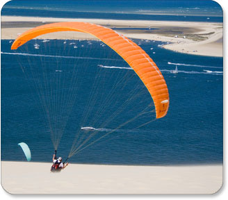 Gleitschirmflieger am Strand