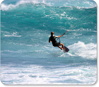 Kiter im azurblauen Wasser